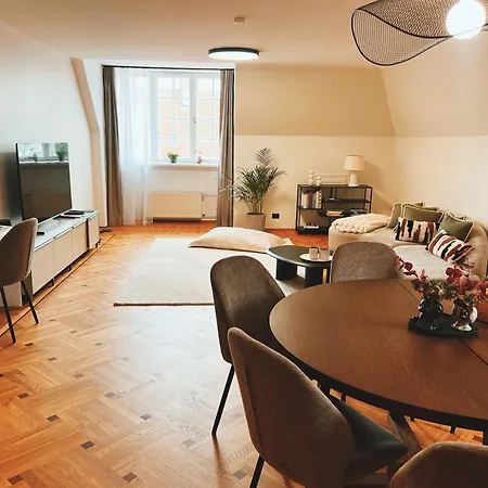 Old Town Escape With Stunning Skyline - Spacious 2bed