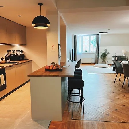 Old Town Escape With Stunning Skyline - Spacious 2bed 아파트 탈린