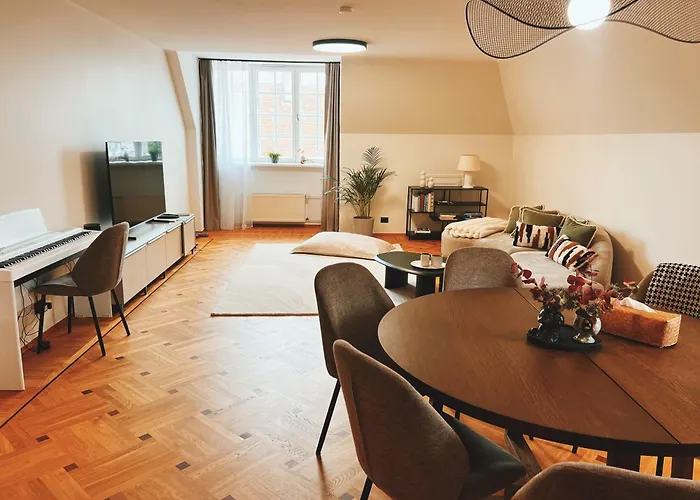 Old Town Escape With Stunning Skyline - Spacious 2bed