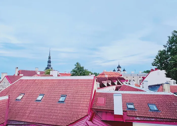 Old Town Escape With Stunning Skyline - Spacious 2bed *