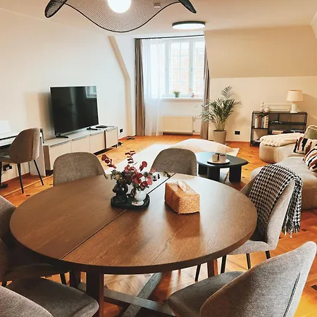 Old Town Escape With Stunning Skyline - Spacious 2bed דירה